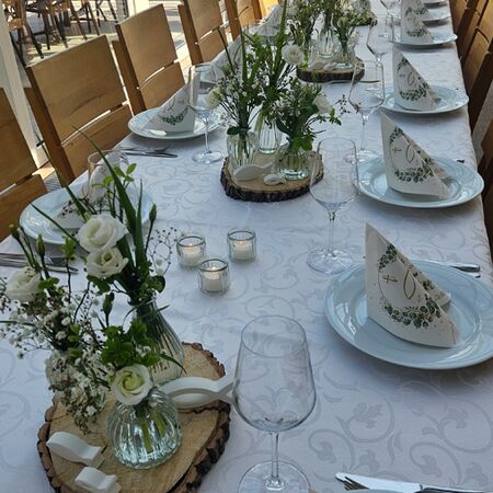 Wintergarten, feierlich gedeckter Tisch