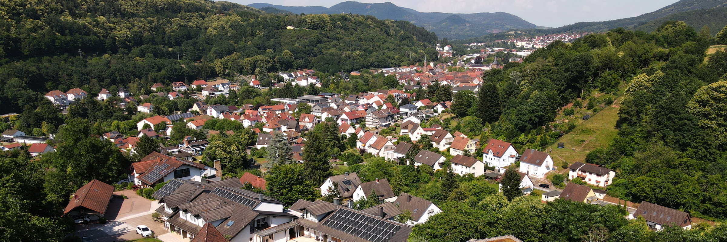 Pension Bergterrasse mit Blick auf das im Tal gelegene Annweiler